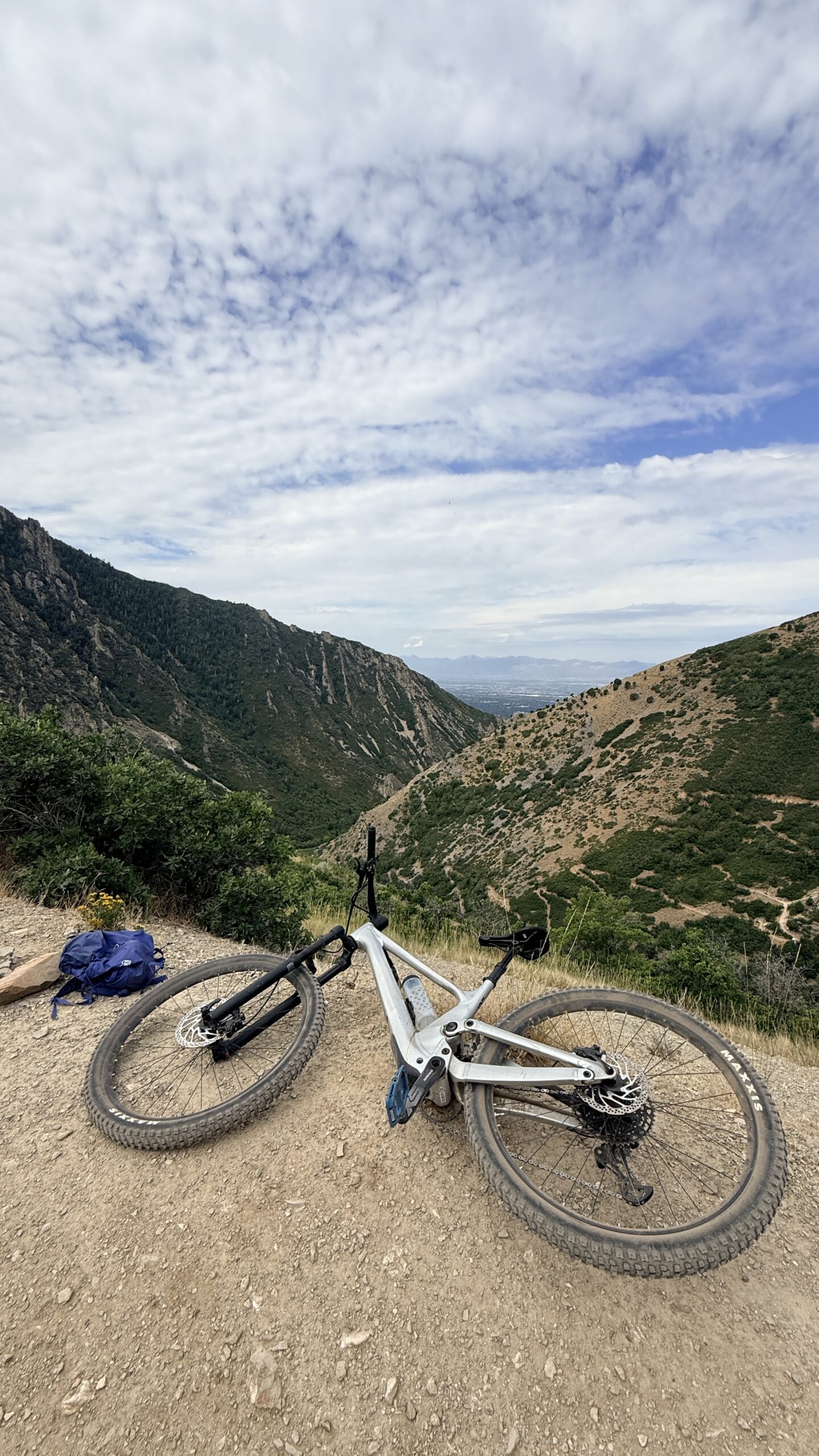 Pipeline Trail Millcreek Canyon before Rattlesnake Gulch turn – full suspension bike overlooking valley